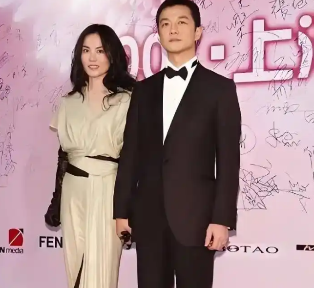 2007年慈善晚宴，36岁的李亚鹏抑制不住情绪一把搂过38岁的王菲，当众亲了上去。刹那间，台下快门声跟炸了锅一样。

主要信源：（中国新闻网——《李亚鹏、王菲在“嫣然晚宴”上深情一吻》）

2007年12月，上海外滩一场慈善晚宴，灯光打下来像镀了层金。

李亚鹏和王菲站在台上，那年为嫣然天使基金张罗