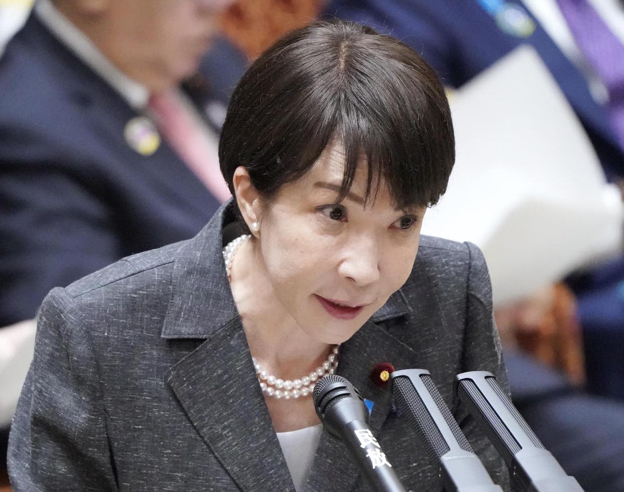 【突发！日本高市首次宣布对俄实施制裁，35艘船舶、33个团体和9人被冻结资产】
 
近日，日本高市首次宣布针对俄罗斯相关实体实施制裁，重点涉及所谓“影子船队”相关船舶、团体及个人。
 
根据公布名单，共有 35艘船舶、33个团体和9人被列入制裁清单，相关资产被冻结。
 
此次制裁被视为日本地方政府在