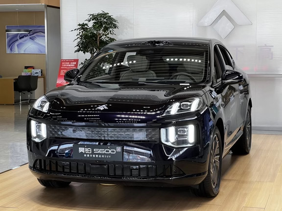 20万级被低估的宝藏SUV✨昊铂S600试驾真香
	
谁懂啊！试驾完昊铂S600直接被狠狠圈粉了😭
轿跑溜背的车身线条，将近5米的车长，气场直接拉满，实车颜值远超照片！山海大灯+可编程贯穿尾灯，解锁还有专属灯语仪式感拉满。
	
坐进内饰质感真的惊喜，大面积软包材质，17.3英寸3K超清大屏，高通8295芯片丝滑不卡顿。后排空间宽敞，座椅靠背可调，长途坐着超放松，家用出游都舒服。
	
最戳我的还是硬核配置💯
全系标配激光雷达+高阶智驾，城市通勤开启NOA，堵车、泊车都省心不少。800V超快充，15分钟快速补能，告别续航焦虑。前双叉臂+后五连杆底盘，滤震很稳，开起来平顺又高级。
	
纯电、增程两个版本可选，不管日常通勤还是长途自驾都适配。
二十万价位，就能拿下满配大空间SUV，性价比直接拉满✅
	
#昊铂S600 #广汽昊铂 #新能源SUV #买车攻略