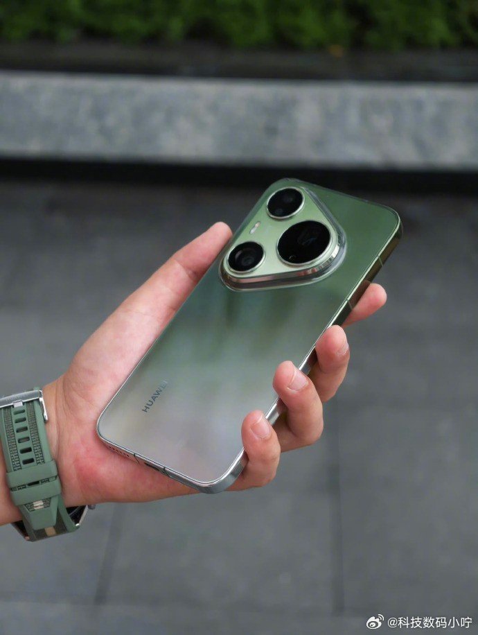 华为Pura90 Pro Max翡翠湖的渐变绿真是令人惊叹，仿佛艺术品一般。 ​