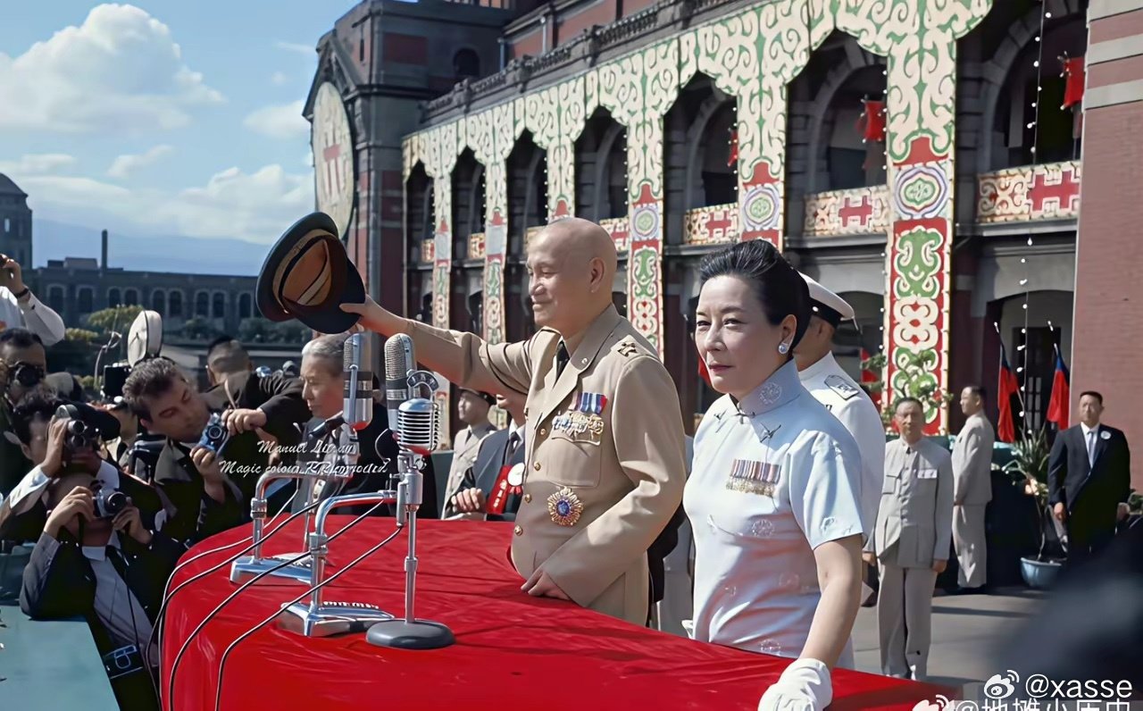 1969年，台北。蒋介石和宋美龄在阅兵，老蒋给宋授了“五星上将”的军衔。 ​