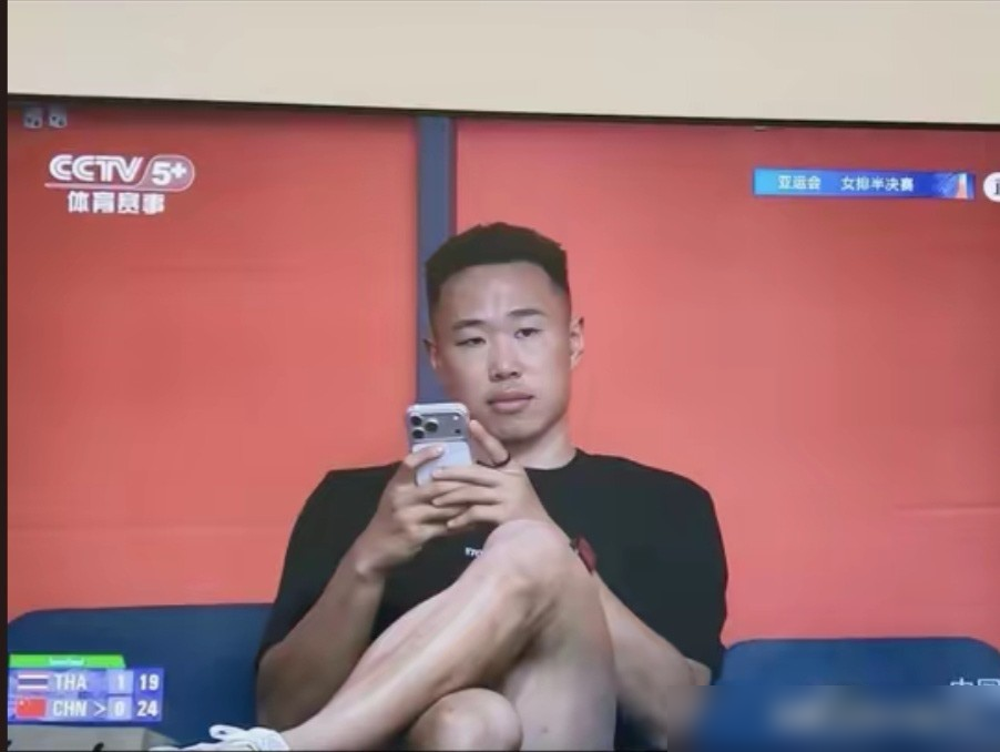 腰伤重到打不了亚运会，人却坐在女排半决赛看台上，镜头扫过去一个不落。
贺希宁这事，有点意思。名单公布前三天他还在男篮12人里，9月4号突然被拿掉，官方说法是胯部拉伤加腰伤复发，医疗组评估没法打。行，伤是真的，歇着也应该。
但球迷扒出来了：男篮比赛他一场没去，女排半决赛他场场到。而且不是第一次了，