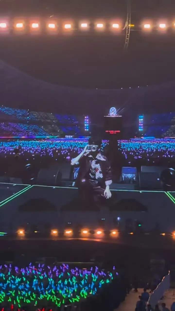 排面拉满！许嵩天津演唱会被全场送新婚祝福
​​谁懂这份现场氛围感！许嵩天津演唱会大合照环节，台下观众集体齐喊新婚快乐，这波应援也太暖心了。
作为婚后首场演出，突如其来的祝福直接把氛围感拉满。台下歌迷热情起哄，不知道许嵩当场是什么心情，被满满的善意包围，这场舞台直接多了份独有的浪漫。 ​
