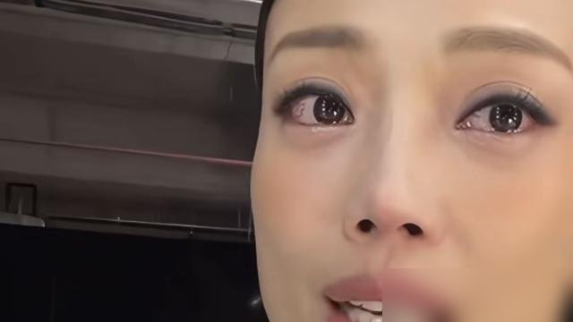 容祖儿这张嘴，有人开价十万要带她走。
就因为她上唇中间那道沟，深，且形状罕见。懂面相的讲，这叫“子息沟”，主子女缘厚，是藏福的相。当年有人放话，只要她愿意跟着，包吃住，另给十万。
可你看她混到今天，启德体育园连开三场，门票炒到1680港币还抢不到。台下坐着的，全是来沾她这点“福气”的。
嘴还是