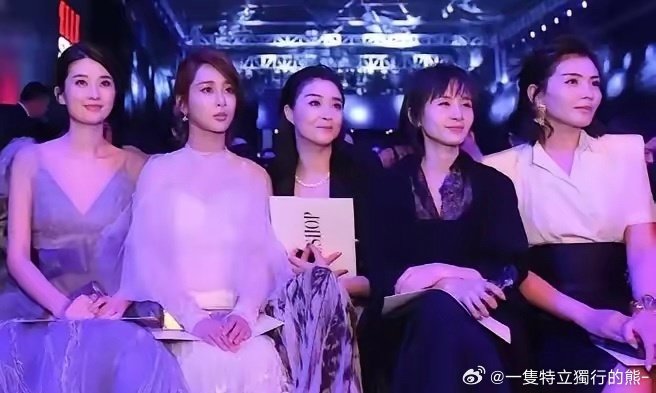 刘涛蒋欣昔日“掏心组合”，因一次好心发声产生隔阂，从亲密闺蜜变成形同陌路。

#刘涛和蒋欣怎么了# ​