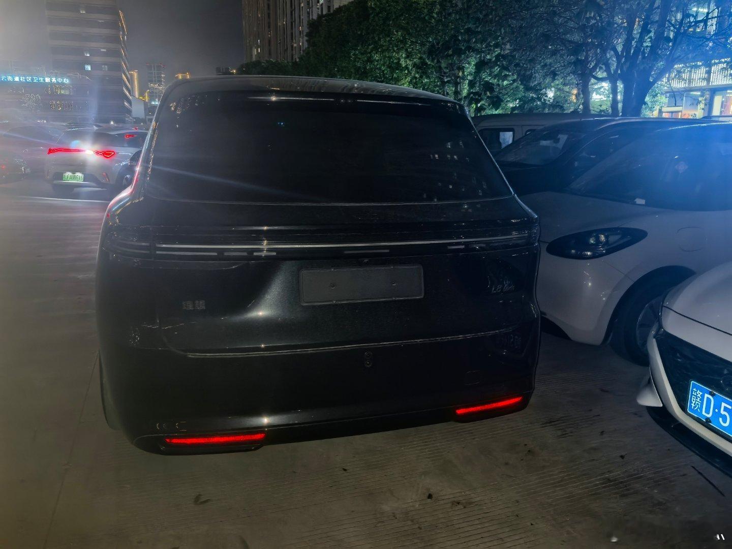 理想的车主素质确实堪忧，新车无车牌，无移车电话，已经堵了2个小时了。#理想# ​