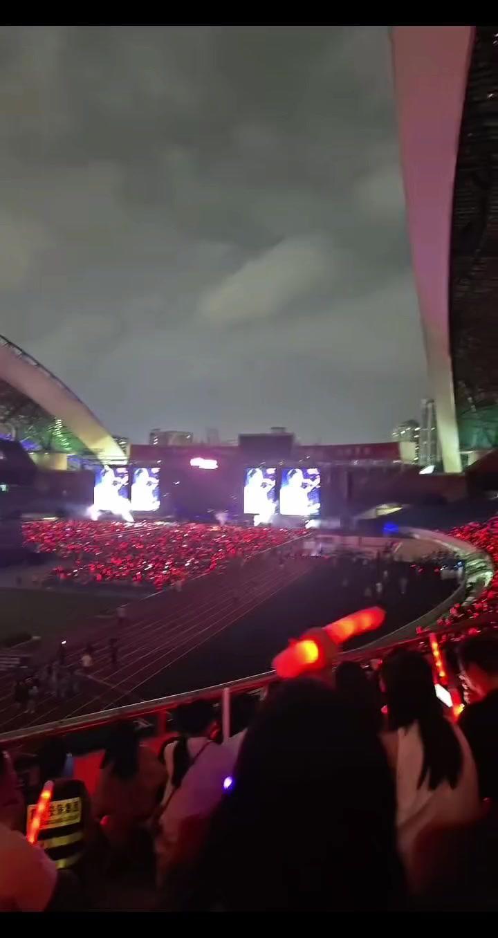 🌧️演唱会偶遇萧敬腾自带雨神属性是什么体验？
现场唱到一半突然闪电降雨，萧敬腾开口唱歌的时候雨直接下大，等他唱完居然雨立刻就停了，周围几万人都看傻了，这是什么玄学名场面！