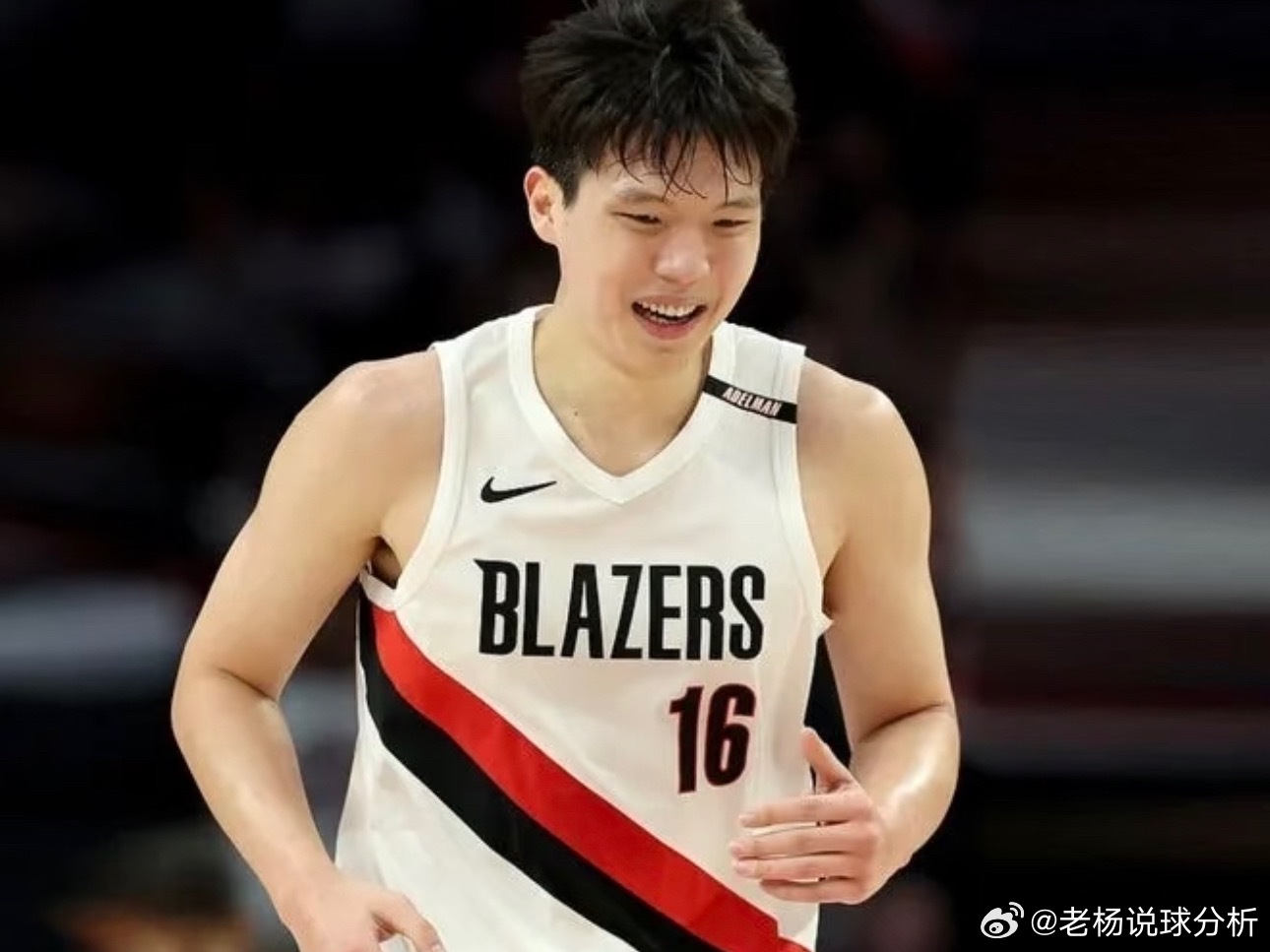 杨瀚森第五位NBA得分破百纯血中国人 杨瀚森NBA生涯迎来里程碑！10月22日，NBA常规赛太阳对阵开拓者。中国球员杨瀚森末节登场并打满12分钟，假动作上篮拿到新赛季首分，随后三分打板命中连得5分！全场得到5分2篮板。新秀赛季共95分，此役过后NBA生涯总得分达到100分，正式破百🎉末节打满12分钟，这对年轻球员来说是实打实的信任。假动作上篮展现脚步与手感，三分打板命中更是让人看到外线开发的潜力。5分2板数据不算炸裂，但每一个得分都踩在里程碑的节点上——100分，是一个新的起点💪从新秀赛季的95分到如今的100分，数字背后是日复一日的适应与打磨。NBA的对抗强度、比赛节奏、战术体系，每一步都需要时间去消化。杨瀚森在末节获得完整出场时间，说明教练组在观察、在给机会，而他也在用实际表现回应信任🔥对中国球迷来说，每一个在NBA赛场上拼杀的身影都值得关注。100分只是开始，未来的路还长。期待杨瀚森继续积累，把每一次登场都变成成长的台阶。加油！🇨🇳