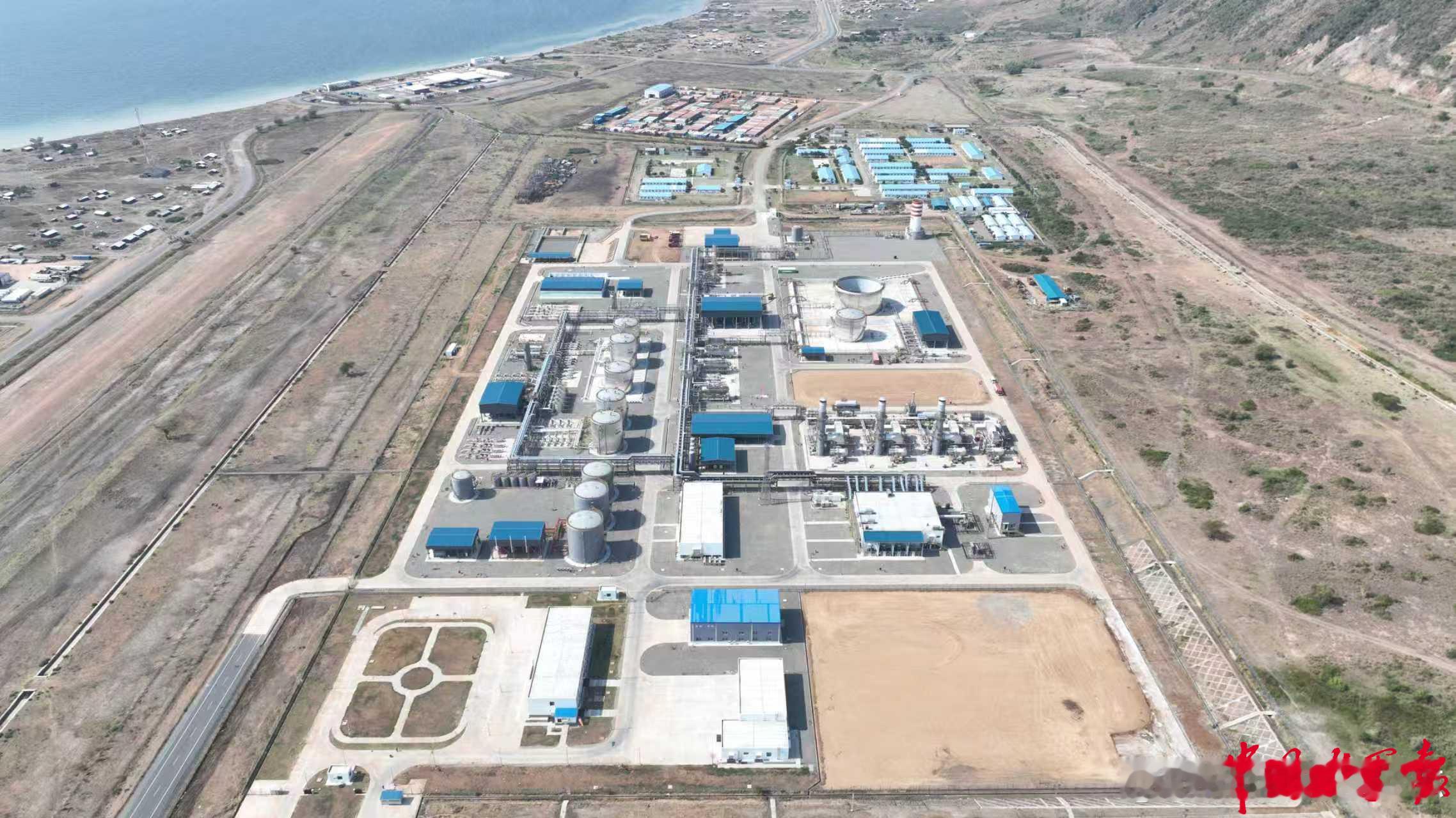 【我国承建乌干达首个商业油田开发项目 核心工程建设完工】9月10日，记者从海洋石油工程股份有限公司（简称：海油工程）获悉，由中国企业总承包建设的乌干达Kingfisher（中译：翠鸟）油田EPC3项目机械完工，标志着乌干达首个商业油田核心地面工程全面建设完工，正式进入投产准备阶段。该项目是中非能源 ​