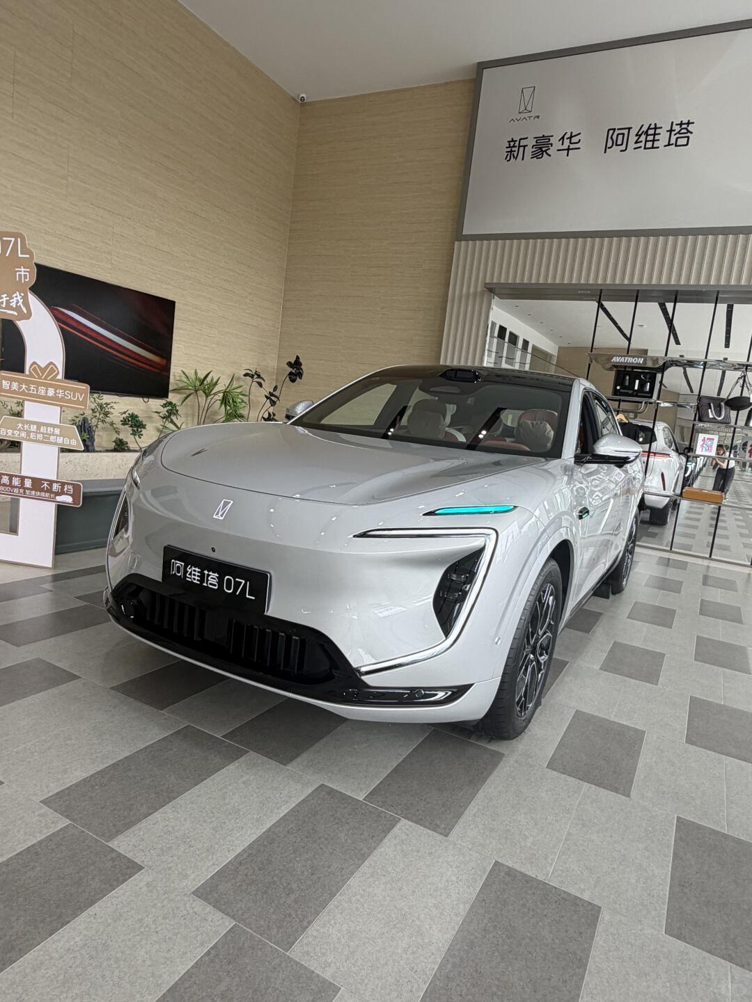阿维塔07L试驾：空间表现与能耗观察
4S 店试驾通常有固定路线，这次除了开车，还特意把空间一项项试了一遍，并全程留意表显能耗，毕竟空间和续航是家用买家关心的两件事。试驾路线涵盖拥堵城区与一段快速路。
坐进后排，腿部空间宽裕，前排保持正常驾驶坐姿后，后排乘客还有两拳多的余量，跷二郎腿不成问题，头部也