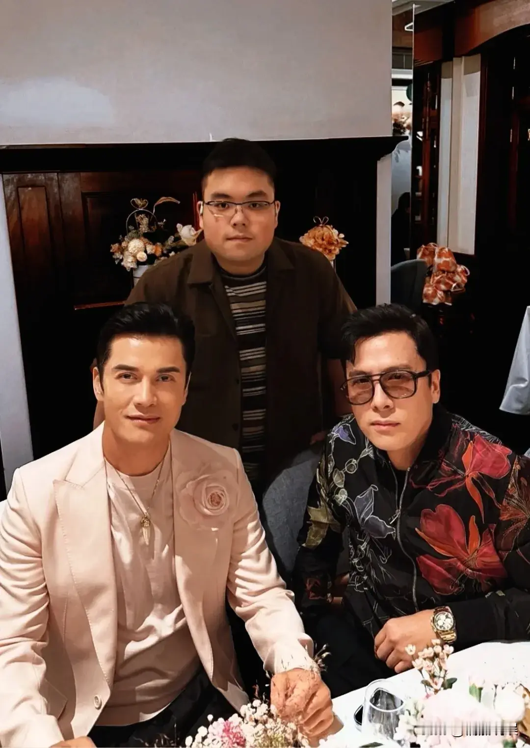 吕良伟带着儿子吕善扬，参加好友甄子丹家里的宴会，看得出来，吕良伟的基因开始发力了。
吕良伟一如既往的风度翩翩，儒雅有型，甄子丹穿搭时尚。
25岁的吕善扬戴着眼镜，肤色黝黑，身形比之前瘦了不少，瘦身之后，爸爸吕良伟的基因开始显现。
看得出来，吕善扬的眉眼五官和脸型，还是像爸爸的，除了肤色像妈妈，只不过