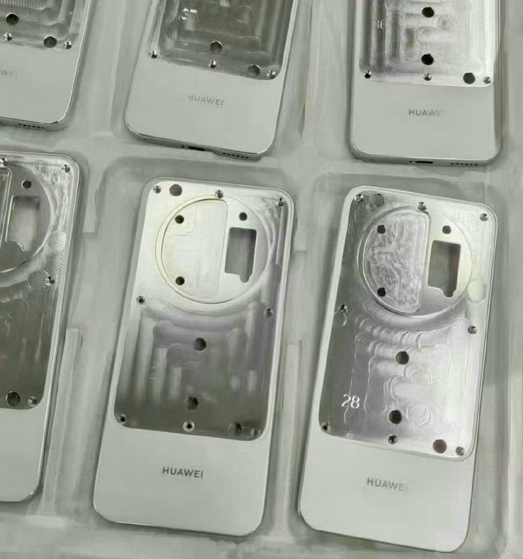 #华为Mate90系列影像配置#华为Mate90系列最新谍照来了！模具、渲染图、产线样机一次性曝光。

外观延续经典星环大圆镜头，最大亮点就是这个双拼后盖，下半部分大理石纹理，晶钻白的质感看着相当惊艳。产线实拍能看到工程机正在做品控测试，说明机型已经到了后期测试环节。 ​