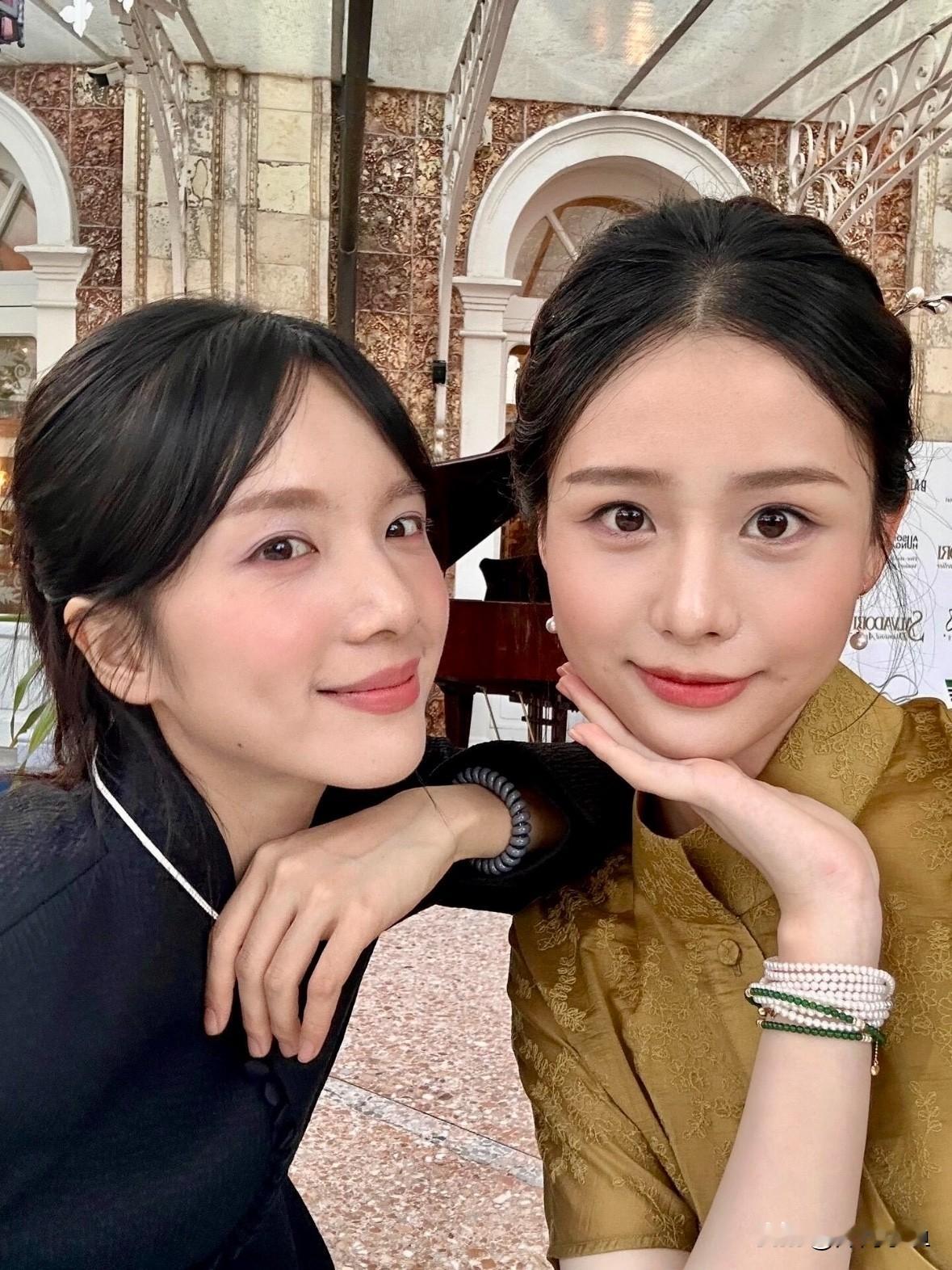 王晓慧李思潼海外活动同框！

一身姜黄色新中式套装，盘发搭配珍珠玉手串，温婉的东方韵味扑面而来，李思潼身着深色简约套装，清冷灵动，两人同框画面很养眼。