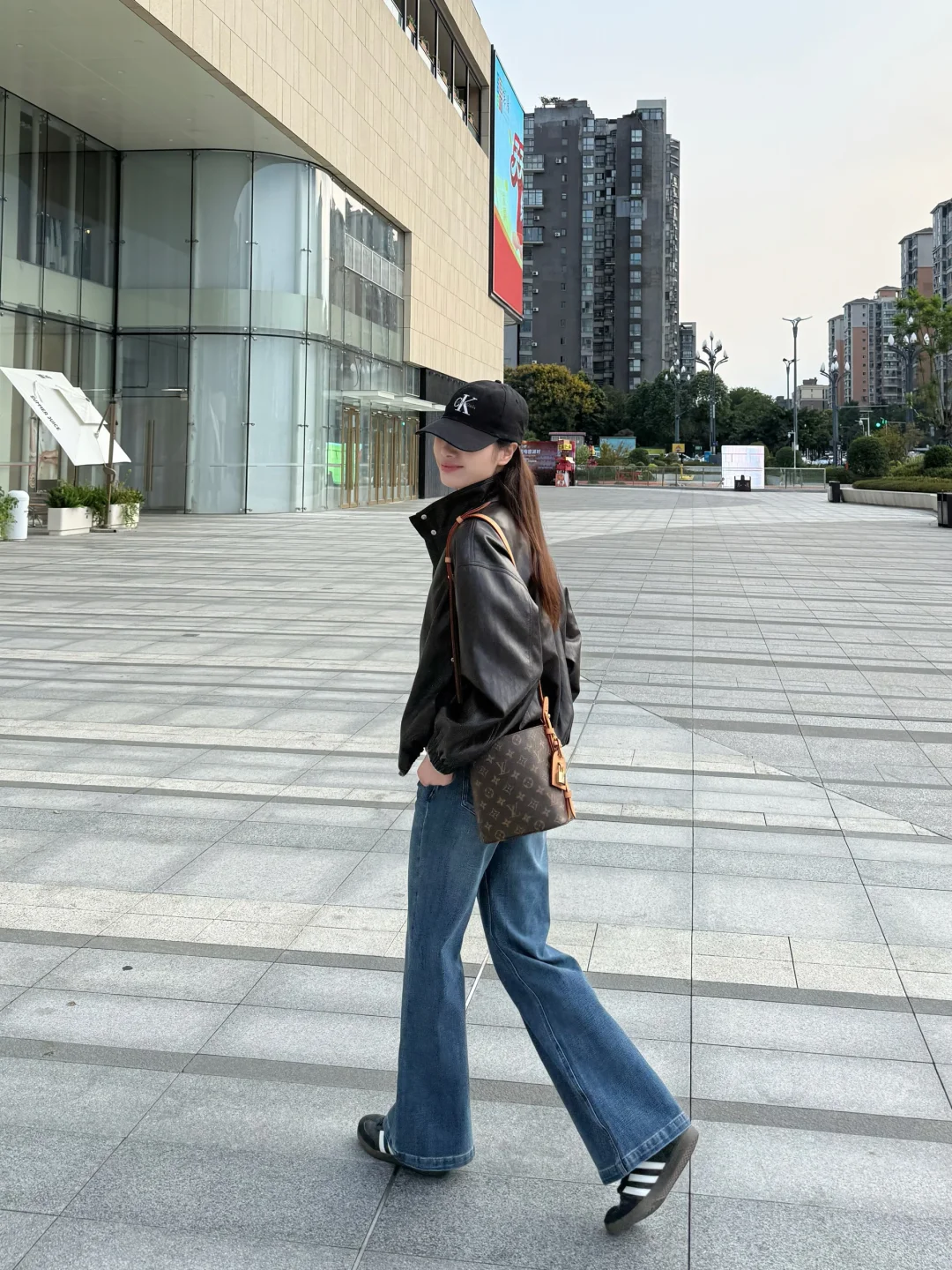 通勤最爱的还是皮衣+牛仔🍂
