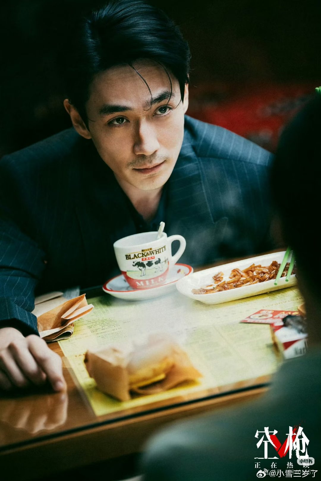 #朱一龙[超话]##朱一龙的演技又进化了# 
强哥的V是胜利的意思
最高法庭前的V，有点嚣张
跑马场对着老婆的V有点可爱
在跑车上对着亓sir的✌🏻，有点嘚瑟
最后被捕了还强撑着的✌🏻，有点不服
朱一龙的每一场戏都值得仔细观察，太好看了 ​