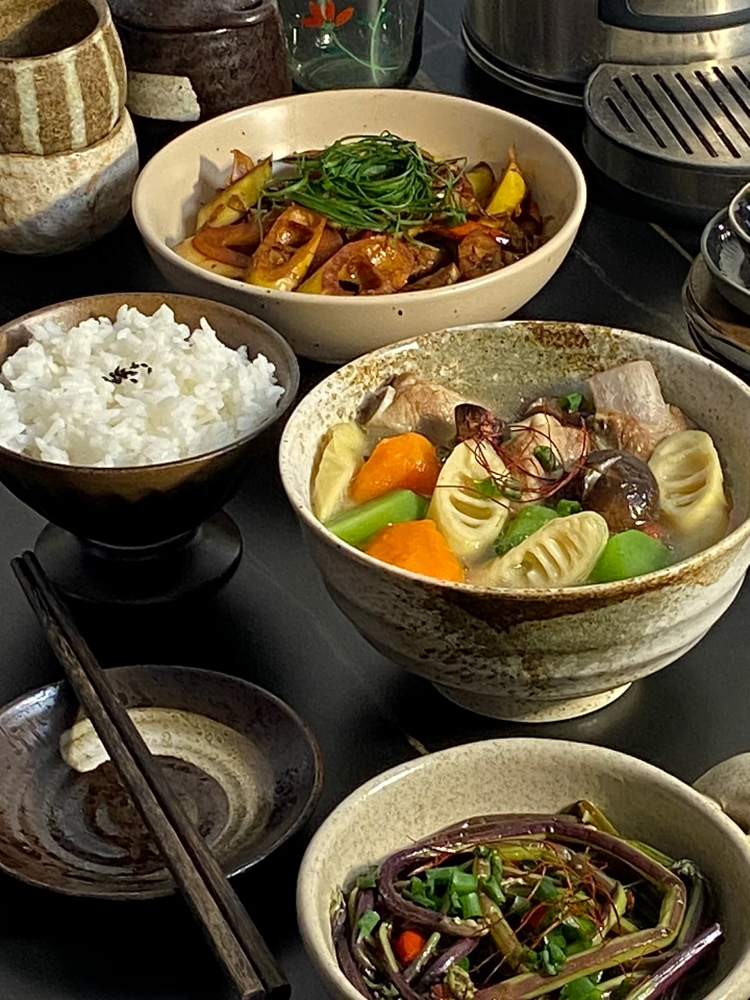 今日食谱📜三鲜排骨汤 油焖春笋 清炒蕨菜🥢