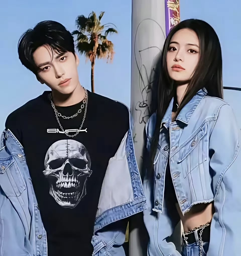 邵兵这对龙凤胎，也太争气了吧！
邵兵的一双龙凤胎儿女真的太优秀了！儿子邵子恒外形清爽，在舞台上踏实努力，一步一步打磨自己，稳步在娱乐圈闯荡，沉稳又上进。女儿邵子娇颜值亮眼，气质大方，还是纽约大学提前毕业的学霸，头脑和长相双双在线。
这次邵子娇亮相综艺，谈吐得体，从容自信，一点没有怯场。兄妹俩各有闪光