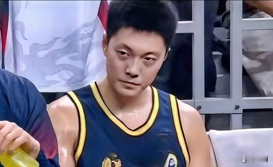 胡明轩20分！广东季后赛藏着“巨星病”？你信他能重夺FMVP吗？ 他的...