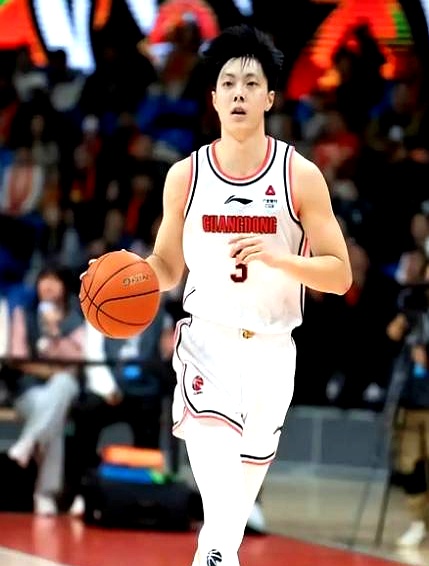 胡明轩等三大主力火速归队，外援萨姆纳也敲定就位，广东男篮新赛季的纸面豪阵总算凑齐了！
 

但先别急着庆祝。
 

离汕头季前赛只剩短短十多天，全队主力合练几乎从零开始。
 

新帅内纳德的战术体系碰上伤号与后场球权，究竟能磨出王炸，还是迎头栽个大跟头？
 

说实话，很多人替胡明轩的膝盖捏把汗，但