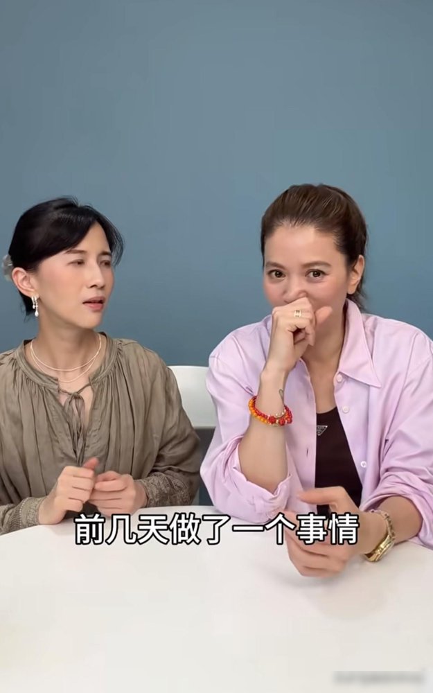袁咏仪拍戏拍到一半，主创被换了，她直接不干了。
跑去跟新来的主创摊牌：这事对事不对人，但原来的班底必须回来。一点没给面子，也没打算装和气。
圈里敢这么较真的女演员不多。多数人怕得罪人，忍一忍就过去了，她偏不。戏是大家的，半路换人，味道就变了。
后来采访里她还提了一嘴，说入行这么多年，第一次见巩