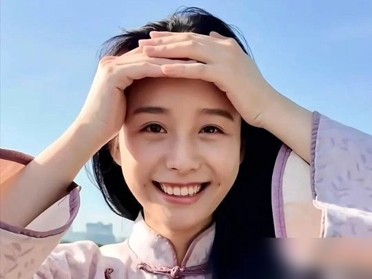 王晓慧终于请好假了，跟着《给阿嬷的情书》电影组到威尼斯做宣传了，还跟南枝、木生的扮演者李思潼、王彦桐在威尼斯同框拍摄杂志了，之前被网友偶遇她去录制了中秋晚会，社交账号也挂上商务邮箱，她这是打算正式进军演艺圈了吗？
要知道，这位在电影里演青年叶淑柔的姑娘，之前可是一直被打上素人标签的。她的本职工作是