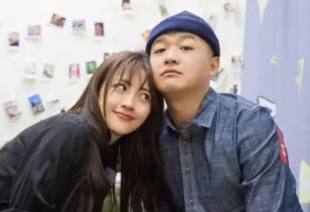 包贝尔估计这辈子都找不到比包文婧更适合自己做老婆的人了。这话听着扎心，但细想还真是这么回事。一个男人能娶到这样的媳妇，上辈子怕是拯救了银河系。

包文婧和包贝尔大学就认识，当年是包文婧主动追的包贝尔，还觉得他帅得像哈尔滨金城武。刚毕业那阵，两人穷得叮当响，挤在五平米的小出租屋里，包贝尔跑龙套没收入，