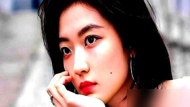 优酷直接把《早春晴朗》的续集甩出来了，定名《盛夏晴朗》。导演编剧全原班，剧本现写，不搞破镜重圆那套。栾念跟尚之桃求婚成功，直接拍婚后，柴米油盐、职场压力、家庭磨合，24集，12月长春开机。
最绝的是片方留了一手，主演名单到现在没官宣。可角色号先动了，栾念发“盛夏，没有冰雕”，尚之桃秒跟“说了不会结
