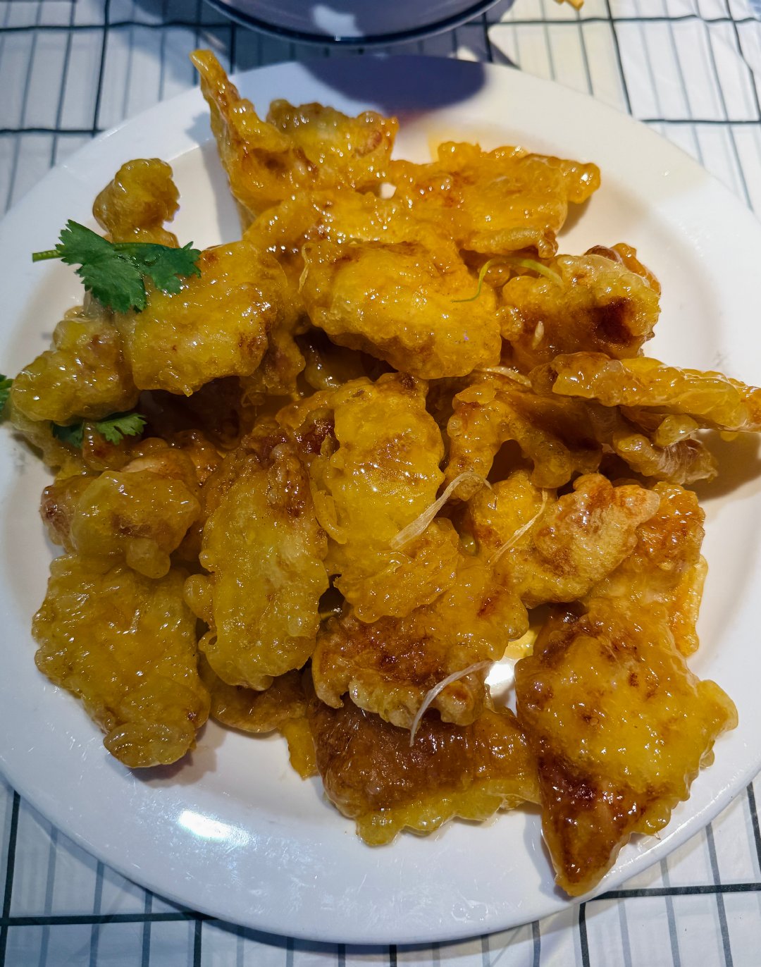 来了，东北菜堆成小山一样的锅包肉，端上来的一瞬间我满脑子都是 急头白脸 四个字。。。 ​