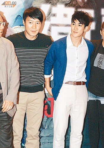 李治廷颜值还挺高的，他和黎明谢霆锋合影颜值一点也不输他们，不过貌似他不怎么出名。