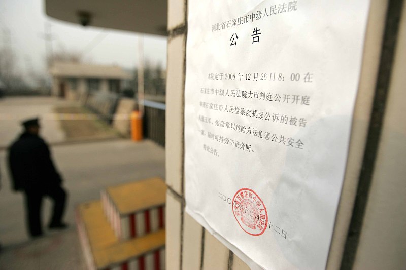 很多人以为老赖欠钱不还就能坐牢，其实真相很现实：真没钱还债，属于民事纠纷，不会坐牢。
 
但如果老赖是“有钱不还”，故意隐匿存款、转移资产、虚假申报财产、霸占资产拒不交付、对抗法院执行，就涉嫌拒不执行判决、裁定罪，可以立案追责、判刑坐牢。
 
普通逾期无力偿还法律
