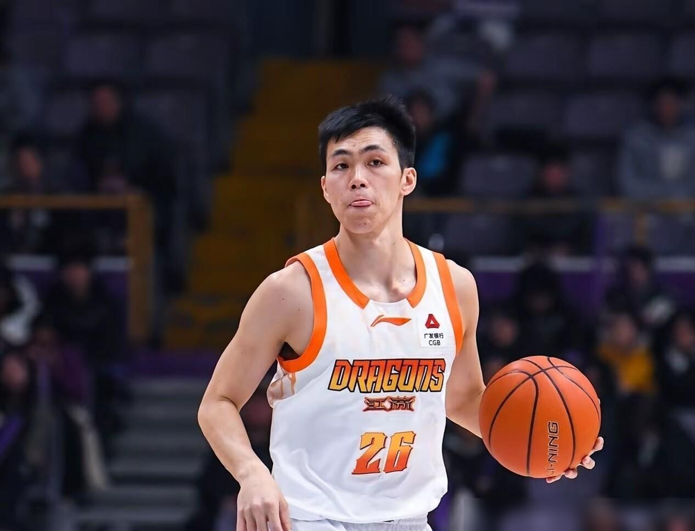 10人上场狂胜38分！中国男篮藏了啥本事？
赛前王俊杰、赵嘉义缺阵，全队仅10人能打，没常规轮换。对阵哈萨克斯坦没慌，99比61赢38分。郭士强赛后说，后卫线发挥好，新人李悦洲节奏稳不粘球，老胡金秋、胡明轩撑着骨干。
凑不齐人并非致命伤，敢练新人，才是赢球的硬底气。
