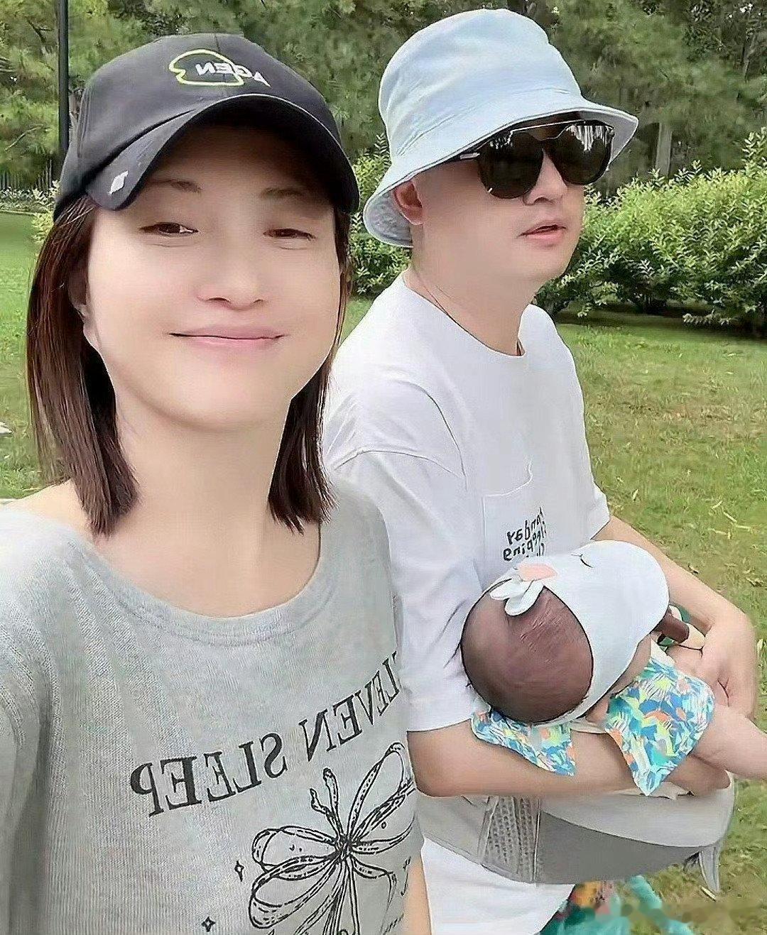 包文婧晒二胎儿子面条子满1岁！包贝尔腰凳带娃遛弯，姐姐饺子的宠爱从未减少。网友称赞：二胎家庭，能平衡好对两个孩子的爱，才是真本事。 ​