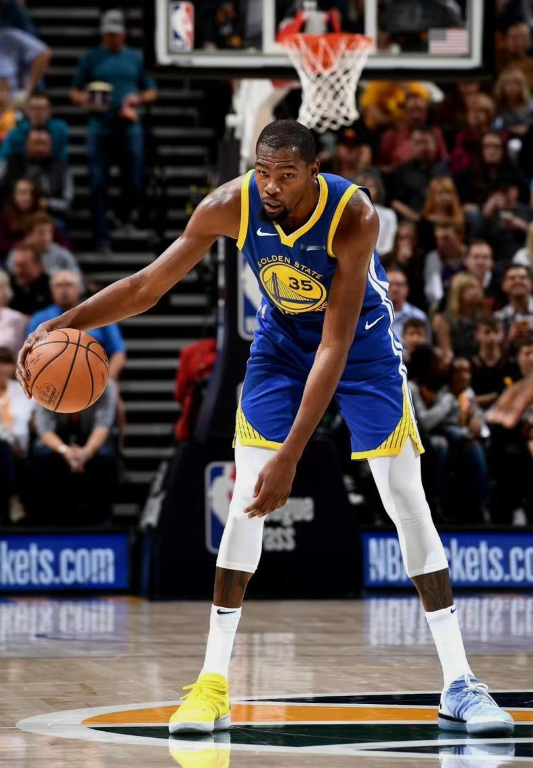 杜兰特赚了多少钱？
他居然还这么抠
 
- 净资产：4 亿美元（约 28.6 亿人民币） 
- NBA 生涯税前总薪资：5.982 亿美元，历史第一
- 扣税、经纪人佣金后，到手工资大约：2.6 亿美元
- 耐克终身合同：总额约 3–4 亿美元，每年大约 4000‑5000 万美元，退役照常支付
-