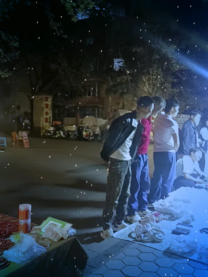 夜晚，摆摊人的黄金时间，人都出来了，城管下班了。