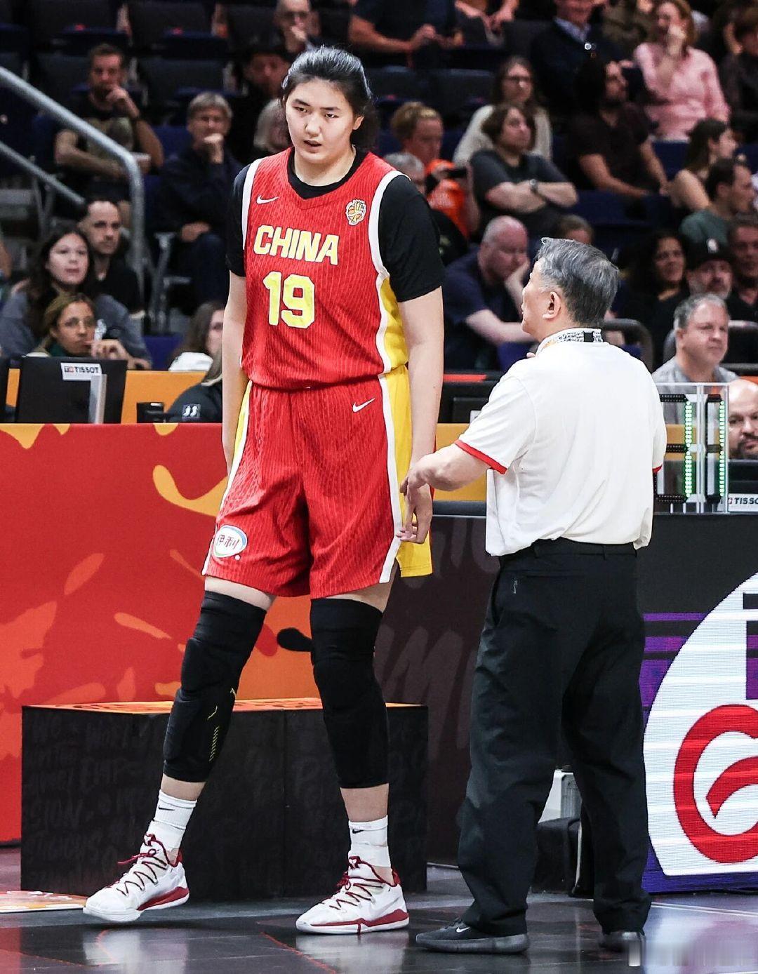 #FIBA支持率中国女篮仅4%# 法国是本届最强火力，中国是最不被看好的八强。但篮球比赛不是数据叠加。篮板、阵地战、双塔、控制失误——做到这几点，4%也能变成100%。今晚，看女篮姑娘们拼了。 ​