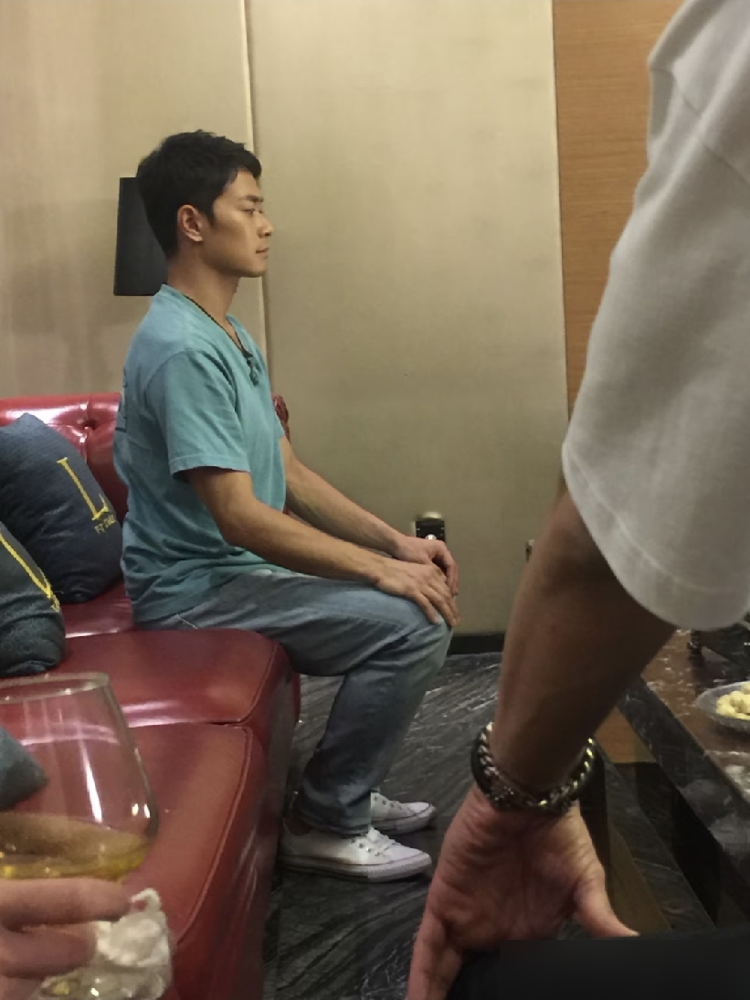 谁能想到，老实人曹骏被当众截胡，竟靠三个字三天暴涨13万粉。
《披荆斩棘》二公选人，当队长的曹骏早早锁定王以太。眼看要成，余文乐却直接动用队长特权半路把人抢走。
换个脾气爆的早开撕了，曹骏却一言不发退到旁边，像个罚站的小男孩独自生闷气，惹得张彬彬赶紧上去抱抱安慰。
可就在大家心疼这个受气包时，