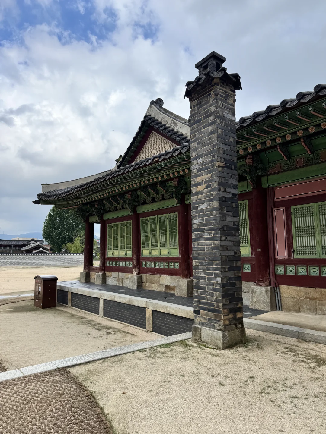 韩国宫殿最大的特色就是后方有这个烟囱