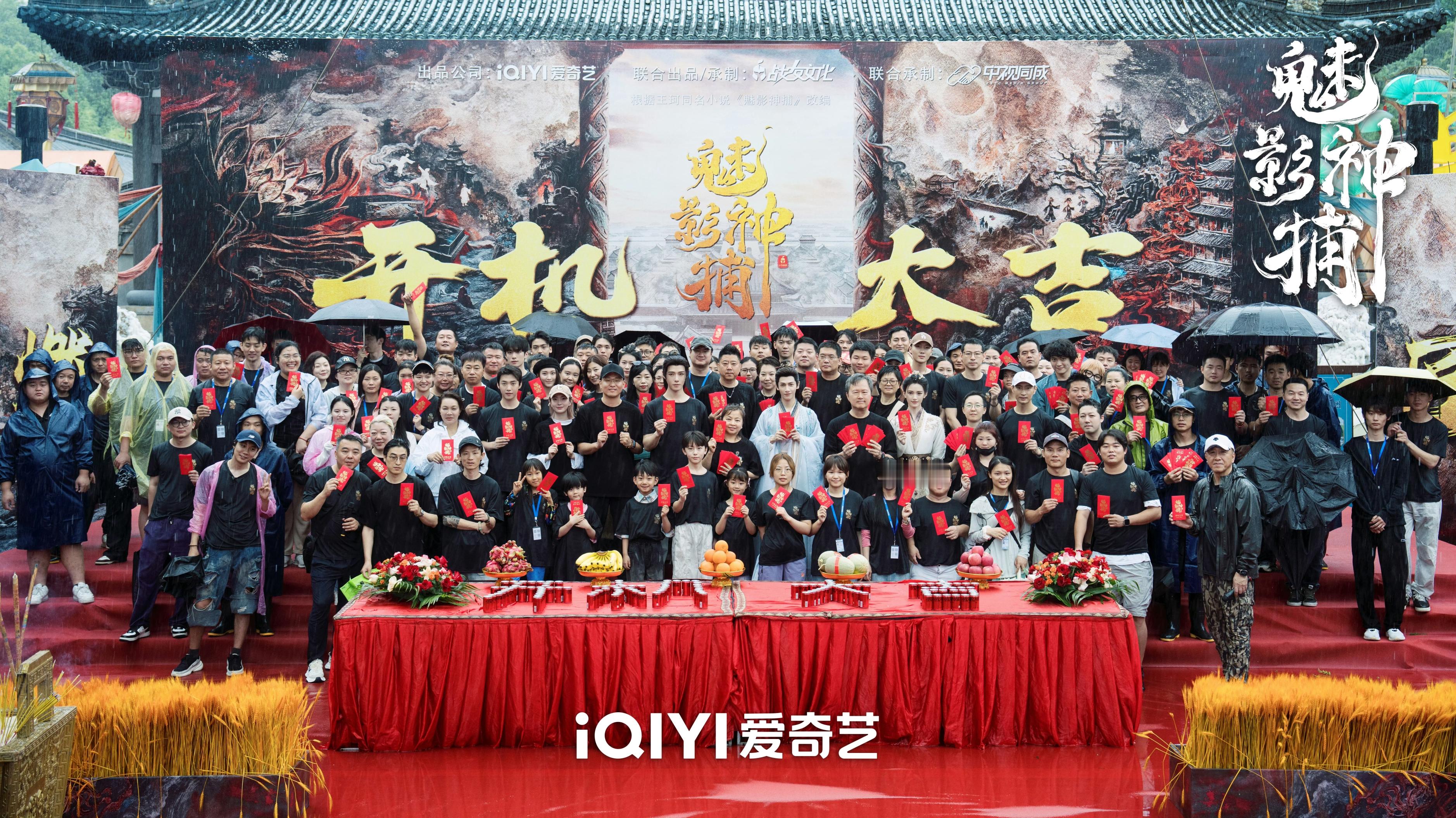 罗云熙《魅影神捕》即将定档，静待相逢！ 
罗云熙饰演的青阳公子黎斯，便是搅动这盘乱世棋局的关键人物。为追查四皇子之死，探寻深埋多年的家族血案真相，黎斯选择隐去身份，主动潜入神捕司。
黎斯聪慧通透，善观人心，擅长以棋局推演案情，外表清雅温润，内里坚韧果决。他看似闲散不羁，心中却守着一份守护苍生的执念。