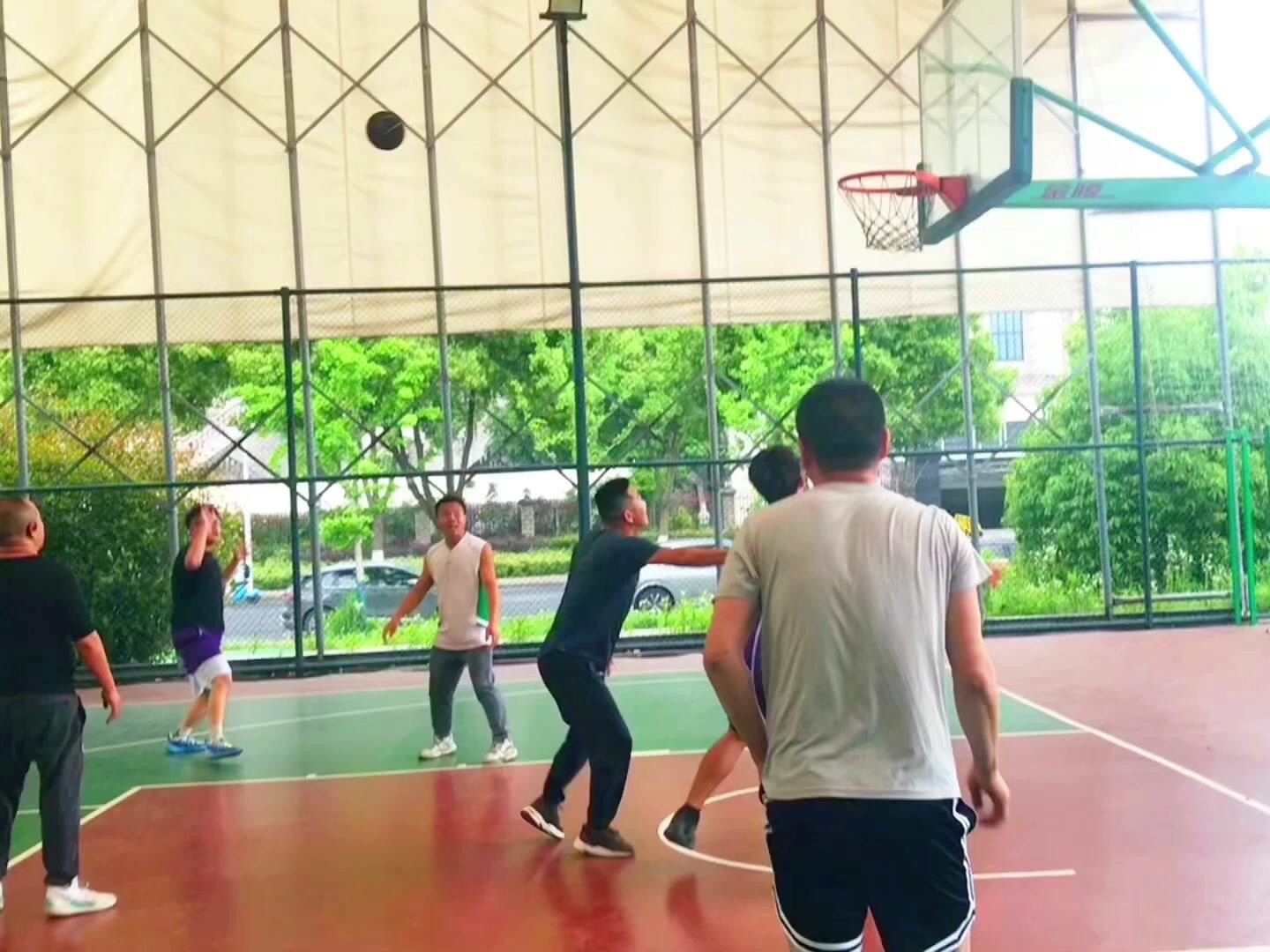 😱约基奇隔扣戈贝尔太炸裂！谁懂啊！约老师面对戈贝尔的单防居然毫不虚...