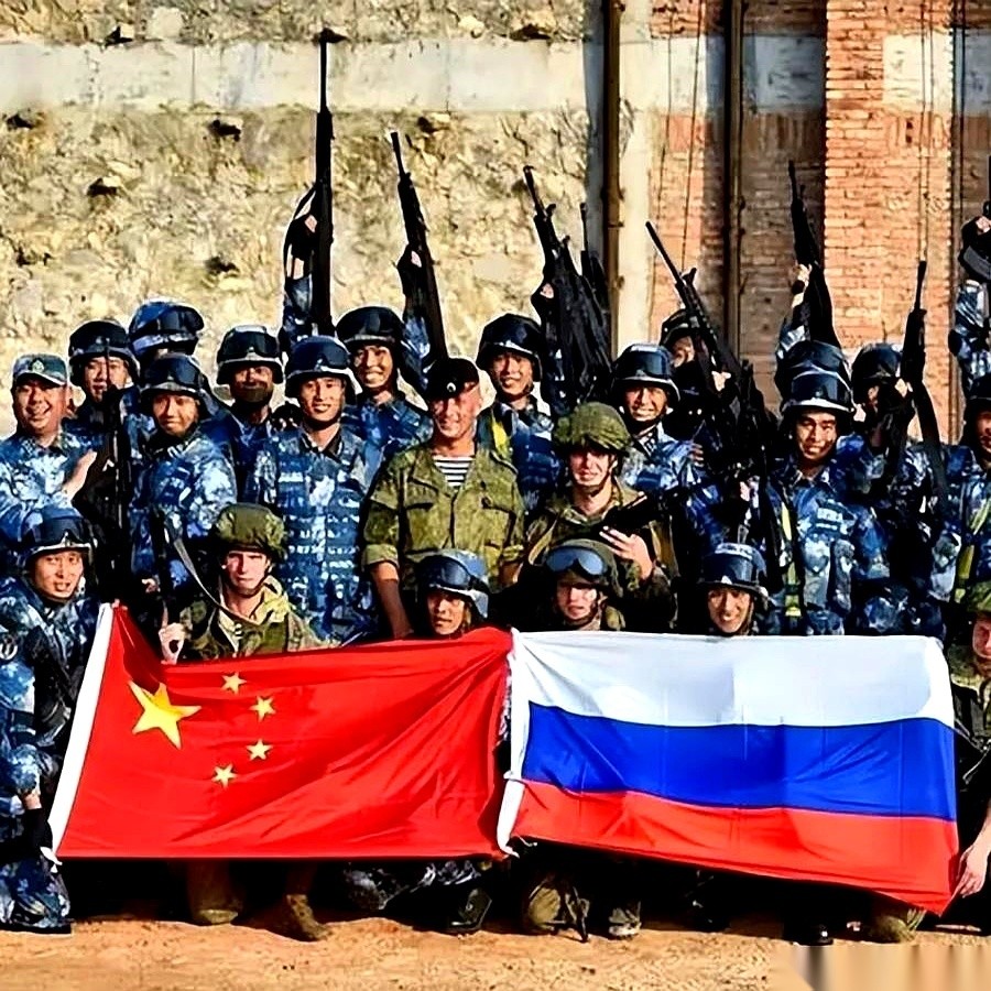刚公布的“中部-2026”跨国战略演习通报里，最显眼的不是靶场落下了多少炮弹，而是最后那句平实的话：演习结束，中方参演部队开始分批回撤。
很多人看演习，目光全落在导弹发射、火炮齐射的烟尘上。但真正决定一支大军能不能出远门的硬指标，全藏在演习结束后的这趟归途里。
从国内出发，一路走铁路、穿空运、跑摩托
