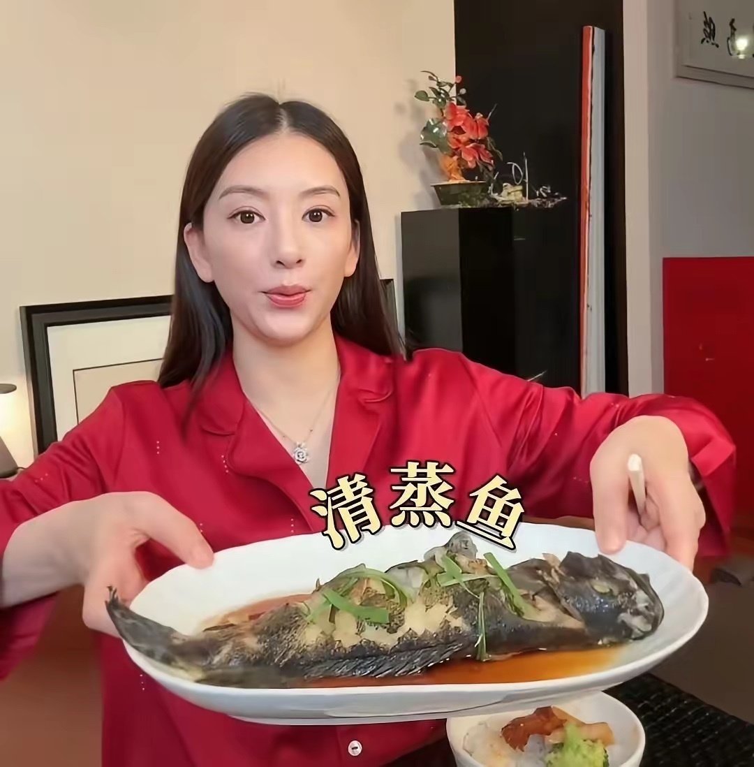 方媛晒娘家爸爸做的六菜一汤
满满一桌地道安徽菜，郭富城一家人吃得津津有味。 ​
