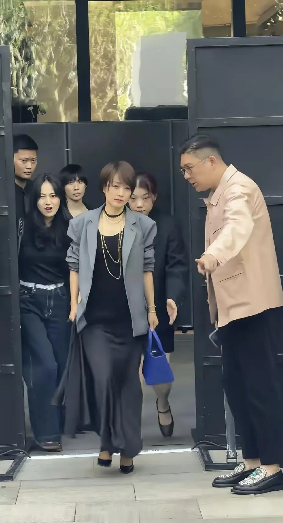 日不落
马伊琍估计很难再婚了！原因很简单，不是没人馋她身子了，也不是她受伤太深，而是现在的她早已不需要婚姻。

虽说现在影视界也进入寒冬期，马伊琍也已好久没有拍新剧了，但她在娱乐圈的影响力依旧在。九月十六日上海静安嘉里RIMOWA新店开业活动，马伊琍一出场，氛围感直接拉满。黑色的吊带长裙，外搭灰色西