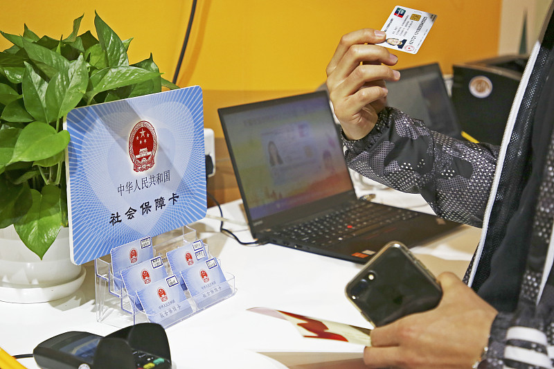 社保金卡每月领补贴？别被忽悠了

前两天楼下老李拿着手机来找我，说群里传个消息，办张社保卡金卡，每个月能领几百块补贴。他眼睛亮亮的，问我是不是真的。我瞅了一眼那条信息，话术粗糙得很，明摆着是谣言。

社保卡确实分颜色。蓝色那种最常见，人人都有，看病买药领养老金全靠它。有些地方发过带金融功能的卡，偶尔
