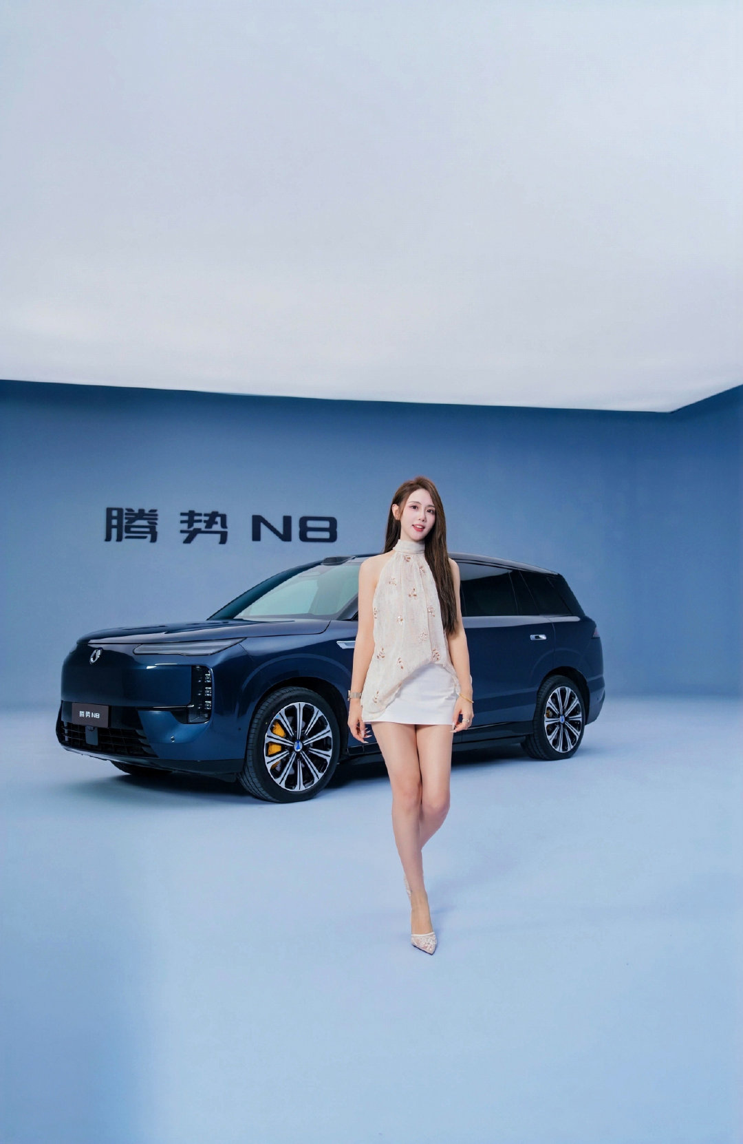 来组九宫格 车好看还是人好看#腾势n8# ​