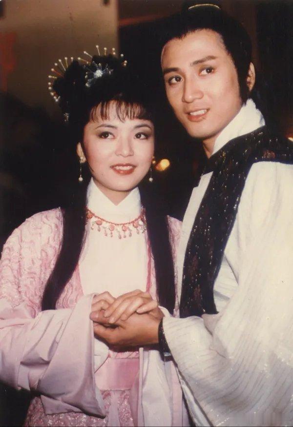 港剧武侠《天龙八部》1982 （先👍🏻后取）全50集 1080 国粤双语

主演: 汤镇业 / 黄日华 / 梁家仁 / 陈玉莲 / 谢贤 / 黄杏秀 / 胡祖儿 / 石修 / 黄敏仪 / 甘国卫 / 陈复生 / 关聪 / 杨盼盼 / 杨泽霖
这一版的汤镇业是最符合原著段誉那种柔弱书生气质的，慕容复是最有那种贵族子弟的气质，梁家仁版 ​