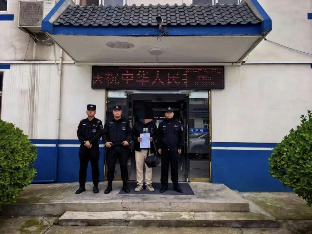 【西安公安查处一起无人机“黑飞”违法行为】为持续规范辖区无人驾驶航空器飞行秩序，严厉整治#无人机#未经报备违规飞行等“黑飞”乱象，全力守护辖区空域安全、公共安全与社会秩序稳定。西安公安统一部署，在全市范围内常态化开展空域巡查与路面执勤管控工作，坚决杜绝各类无人机违法飞行行为，筑牢安 ​