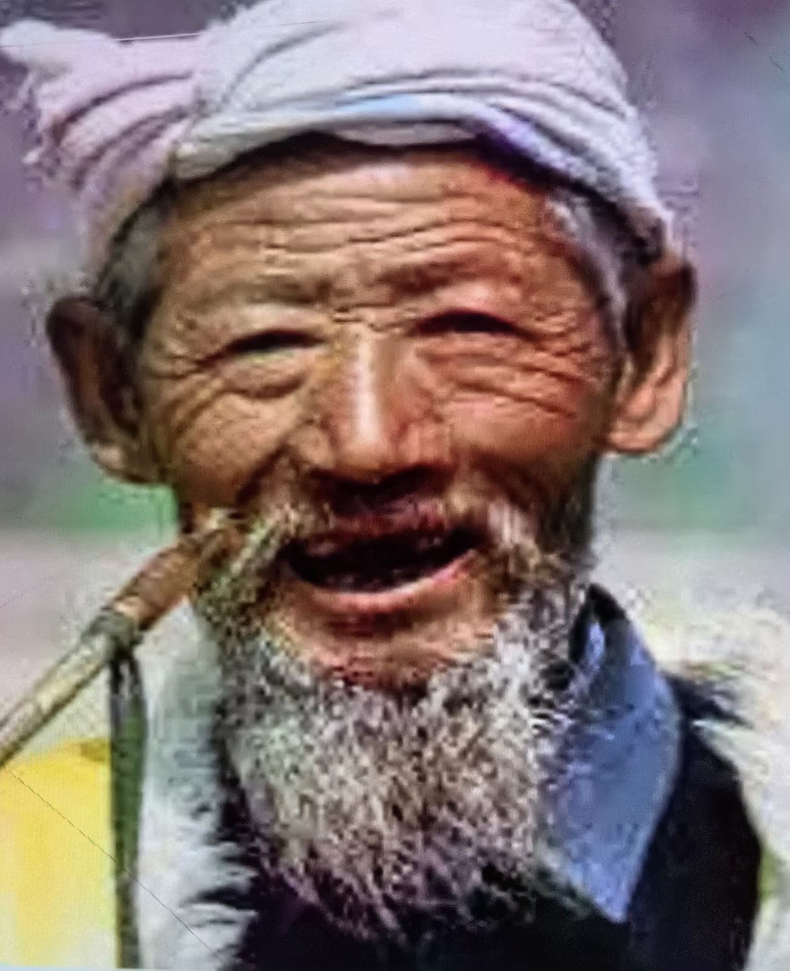 诗（皱纹）
​
​作者/凤非
​岁月风霜刻满头
​条条沟壑写春秋
​笑看人间多少