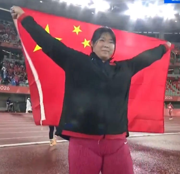 严子怡太牛打破纪录！祝贺中国姑娘严子怡亚运会一枪封神！
从此亚洲标枪进入严子怡时代！解说员在日本名古屋兴奋狂喊：严子怡打破所有纪录！
第一枪70.46，直接打破纪录！第二枪71.74米，再次打破她刚打破的纪录！严子怡为中国再次夺得奖牌！