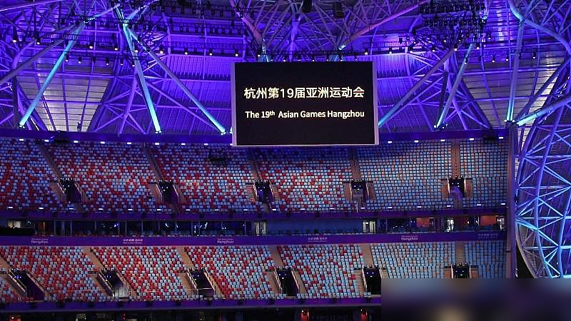 日本这次办亚运会，还没开幕，先把自己办成了笑话。
距离开幕只剩4天，爱知·名古屋亚运会的账本先漏了底。申办时拍胸脯说850亿日元搞定，2023年改口要990亿，最高冲到1400亿。
钱不够花，脸还得撑着。选手村盖不起了，直接砍掉，让各国运动员去睡邮轮。场馆也往外县搬，能省则省。
爱知县和名古屋