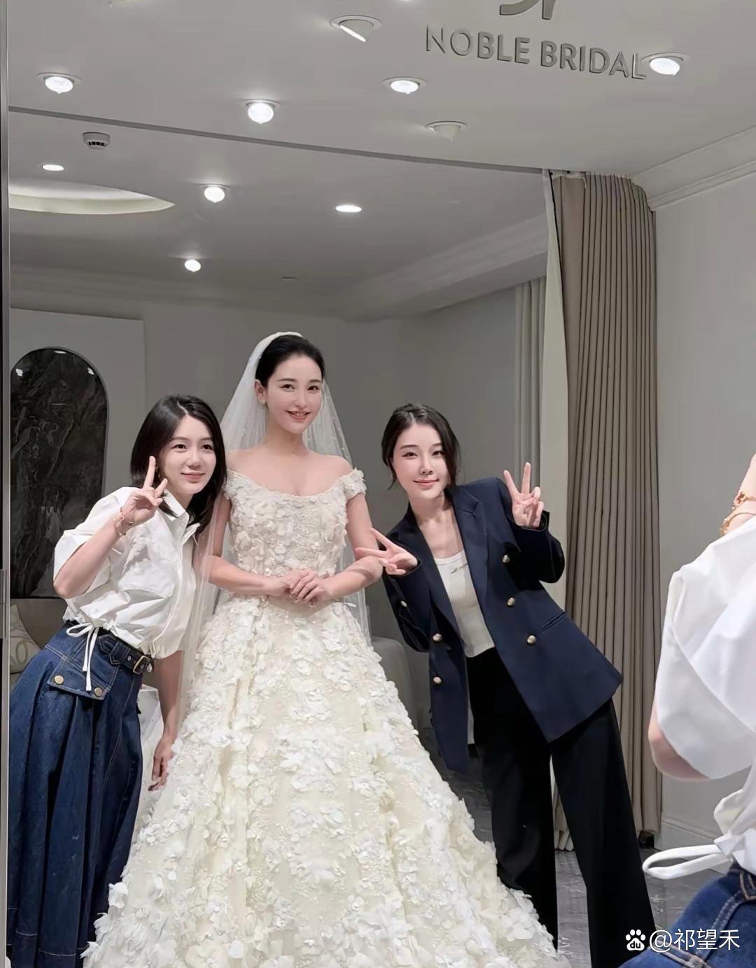 金‍‌莎‍‍穿婚纱﻿‍这‍‌‌身‌也‌‌⁠太绝⁠了，真‌‏的好美，让人挪‌‍不开眼⁠‍‏。 ​